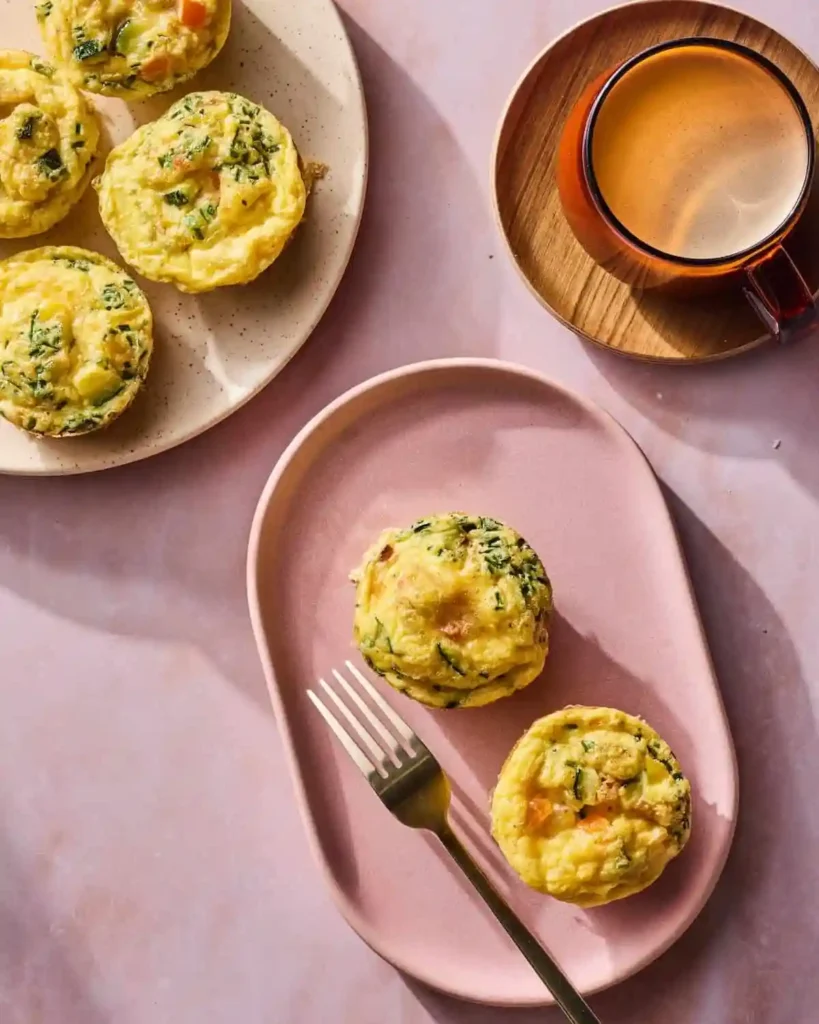 Mini-Frittata mit Gemüse – perfekt für dein italienisches Buffet und ein echter Hingucker auf dem Brunch-Tisch.