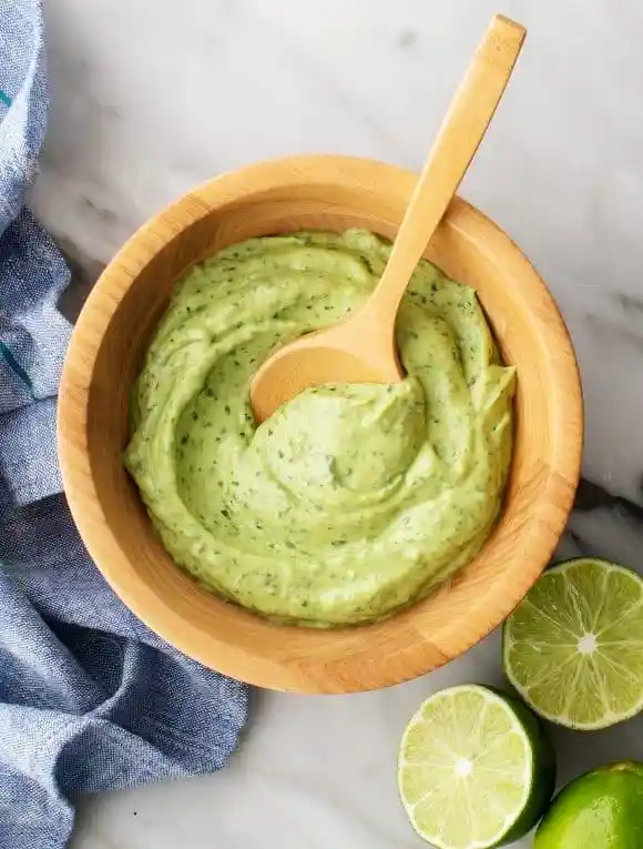 Cremige Avocado Soße in Holzschale – einfaches Avocado Soße Rezept