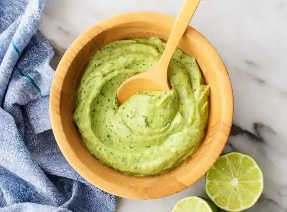 Frische Avocado Soße im Holzschälchen – cremiges Avocadosauce Rezept