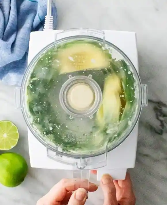 Avocado Soße Rezept – frische Zutaten im Mixer pürieren