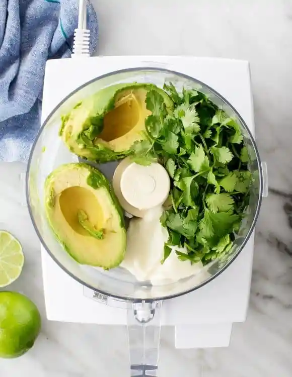 Avocado Soße Rezept – frische Avocado, Koriander und Mayo im Mixer