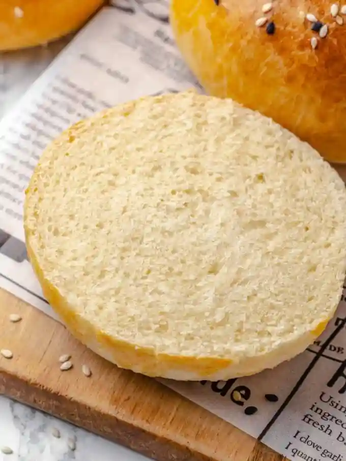 Halbes Brioche Burger Brötchen – weiche, luftige Struktur ideal für Hamburger
