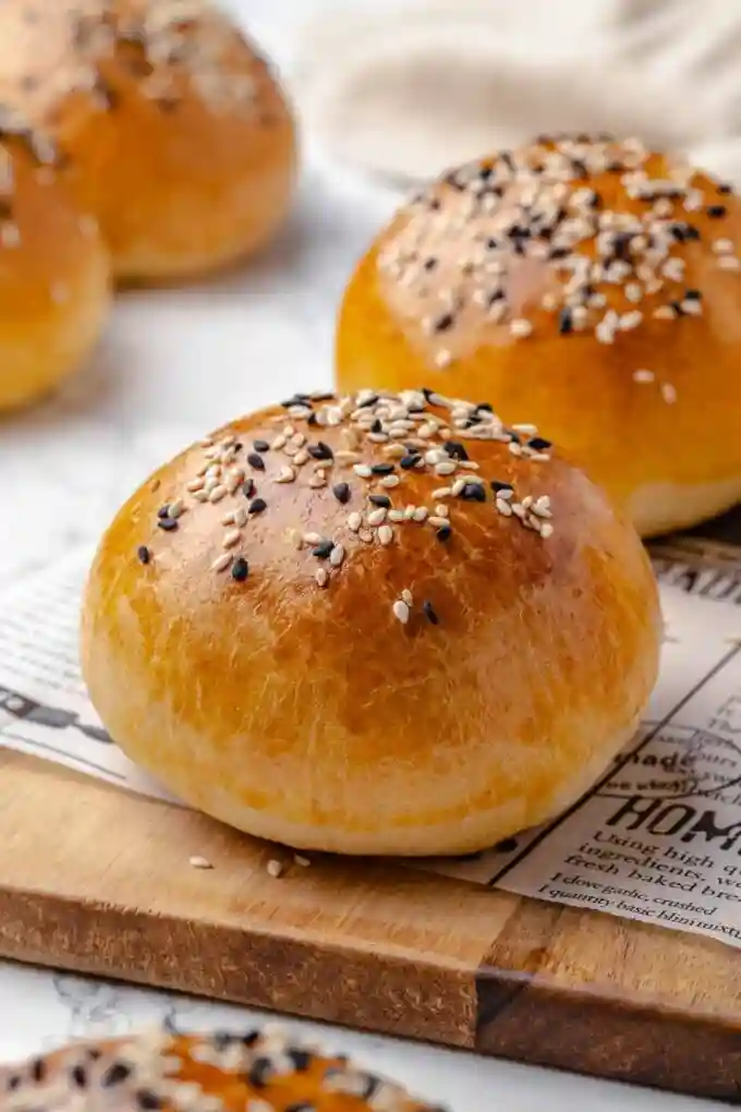 Selbstgemachte Brioche Brötchen mit Sesam und Schwarzkümmel – perfekte Burger Buns fürs nächste BBQ.