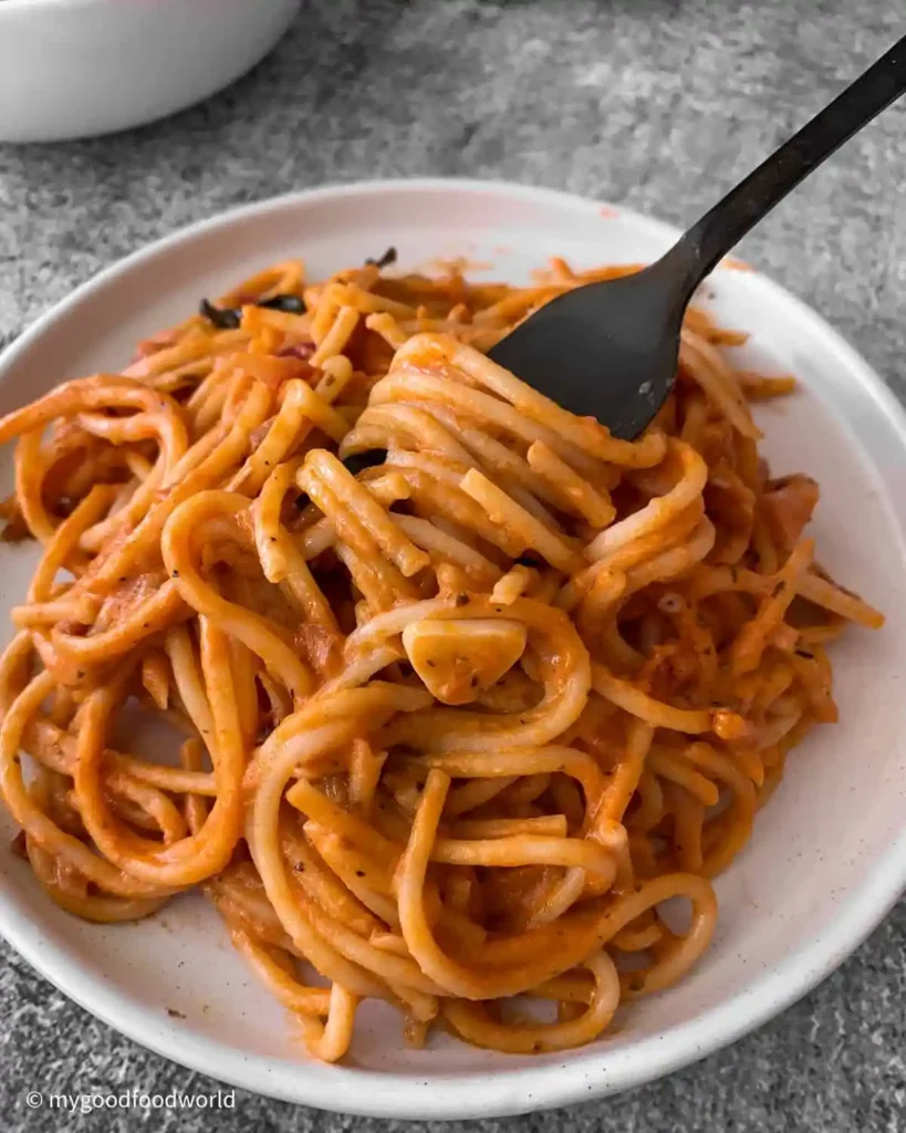 Spaghetti mit cremiger Tomaten-Frischkäse-Soße – ein einfaches Beispiel für leckere Soßen für Pasta aus der Kategorie Nudelsoßen Rezepte.