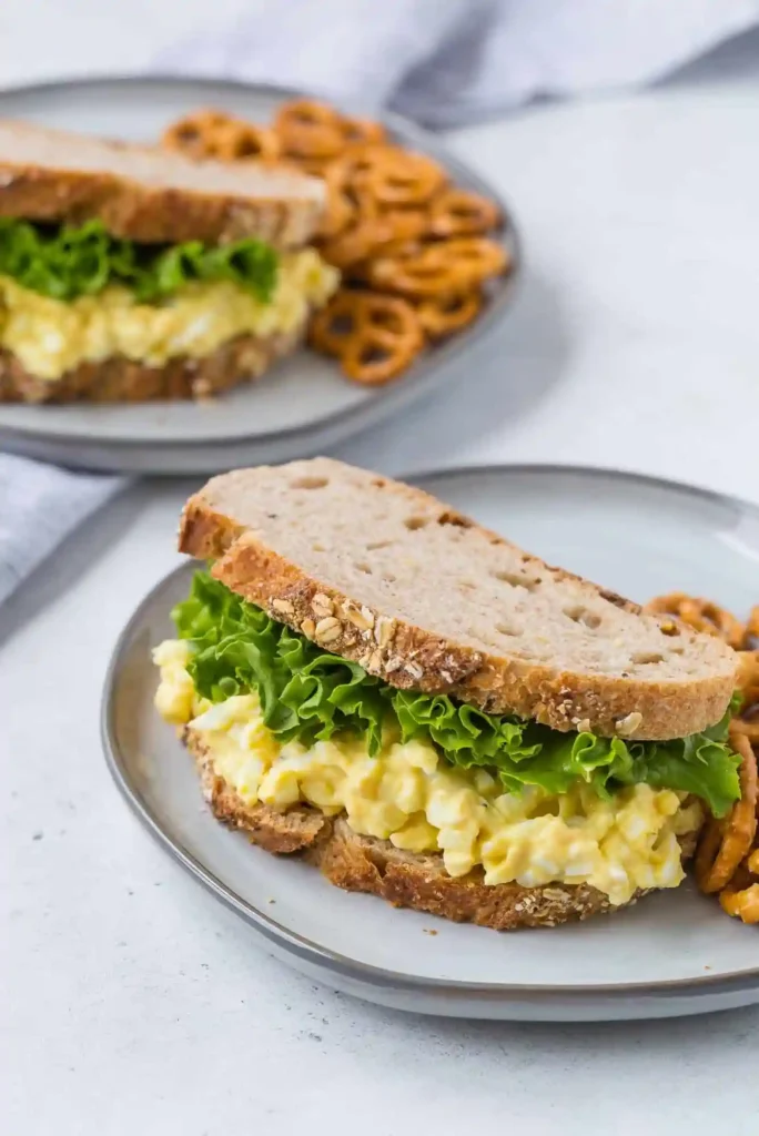 Frisches Eiersalat-Sandwich mit Vollkornbrot und Salatblättern als perfektes essen zum mitnehmen arbeit kalt.