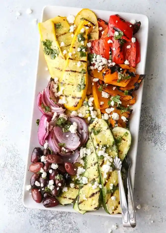Gegrilltes Gemüse mit Feta – mediterrane Antipasti für alle, die sich fragen: Was gehört auf ein italienisches Buffet?