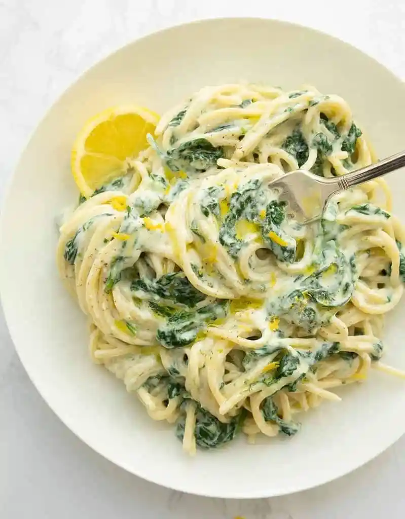 Spaghetti mit cremiger Zitronen-Ricotta-Soße und Spinat – eine leichte, leckere Soße für Pasta und beliebtes Gericht unter sommerlichen Nudelsoßen Rezepten.