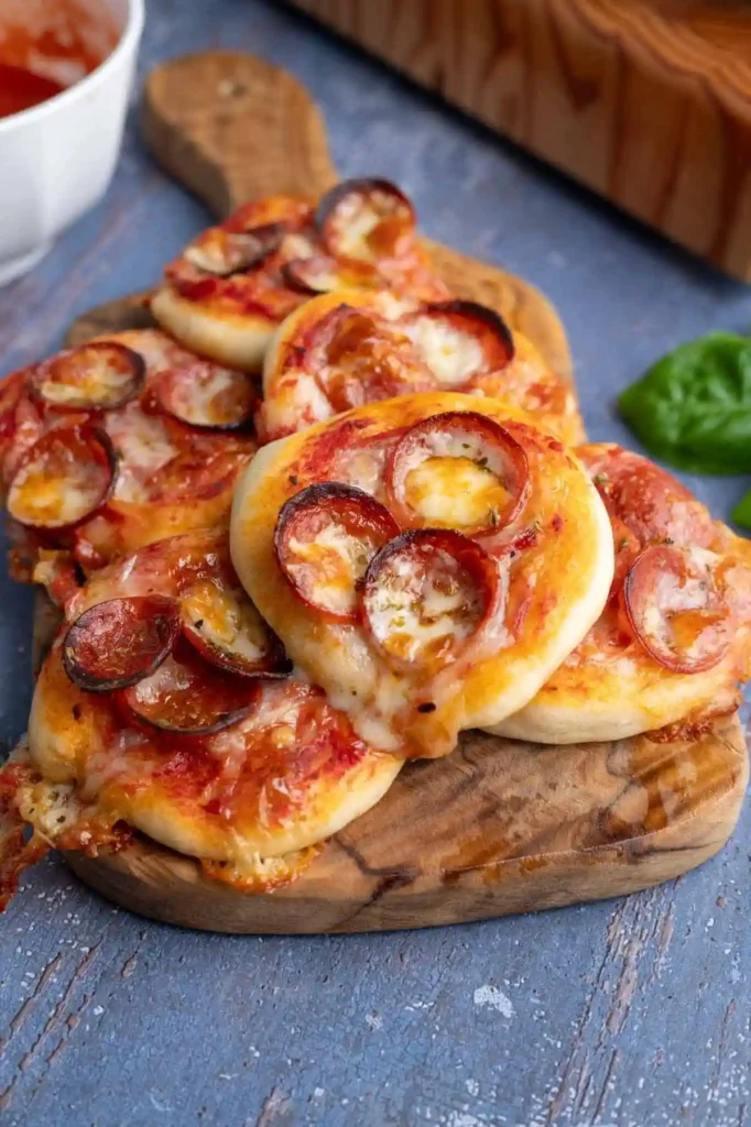Mini-Pizzetta mit Salami und Käse – perfekt für alle, die sich fragen, was gehört auf ein italienisches Buffet.