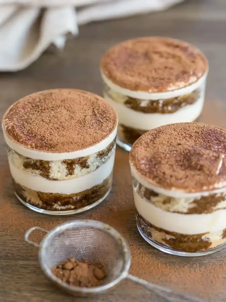 Tiramisu im Glas – das perfekte Dessert für dein italienisches Buffet.