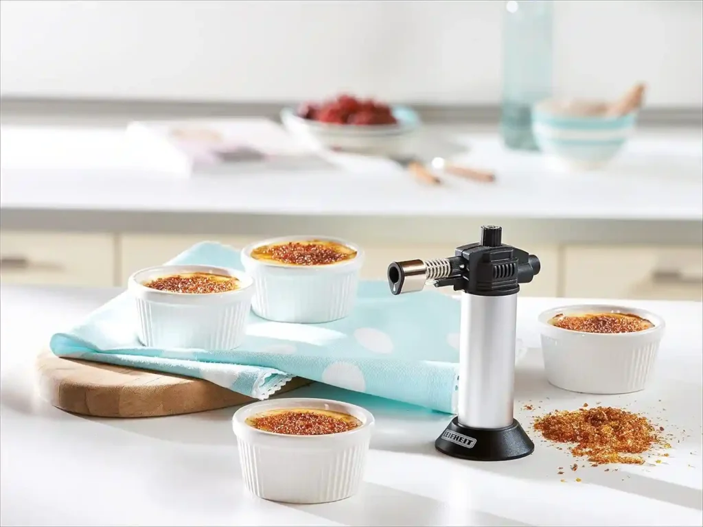 Leifheit Crème Brûlée Set mit Flambierbrenner und 4 Ramekins für das originale französische Dessert