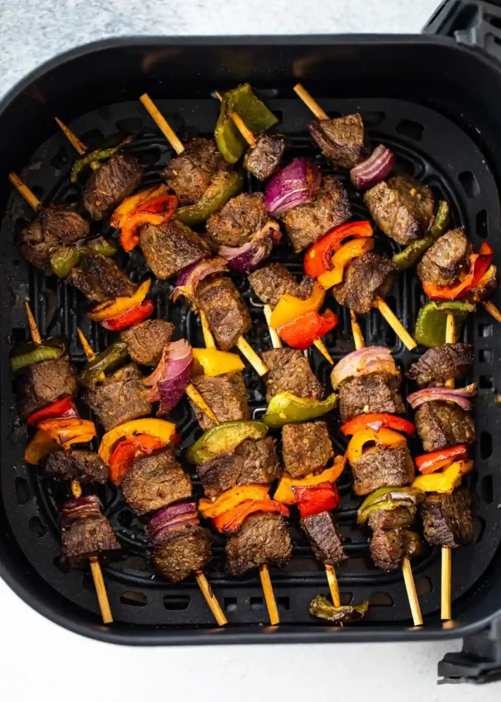 Wie lange brauchen Rindfleischspieße in der Heißluftfritteuse – gegarte Rindspieße mit Paprika und Zwiebeln im Airfryer