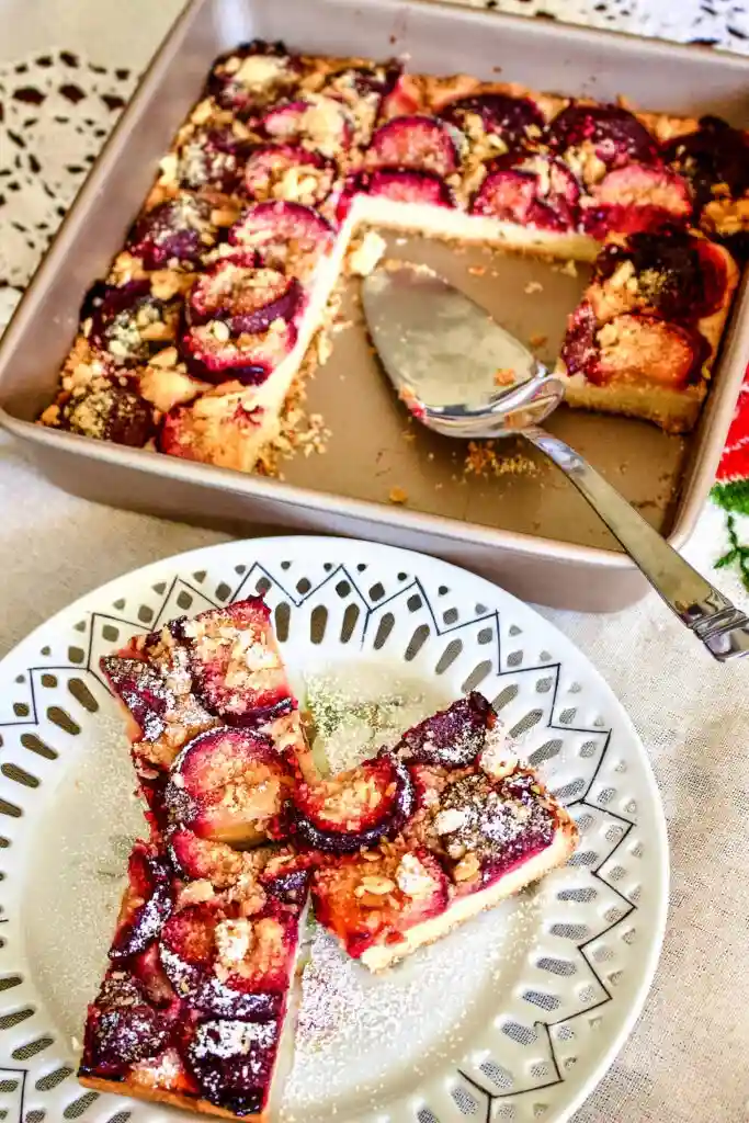Das Bild zeigt frische Zwetschgen in einem Korb, die ideal für die Zubereitung von Pflaumenkuchen auf dem Blech mit Streusel geeignet sind. Ihre feste Konsistenz und das fruchtig-säuerliche Aroma sorgen dafür, dass der Kuchen saftig bleibt und die Streusel perfekt zur Geltung kommen. Diese Sorte von Pflaumen wird besonders gerne für klassische deutsche Obstkuchen verwendet und bringt den authentischen Geschmack von Spätsommer und Herbst direkt auf den Tisch.