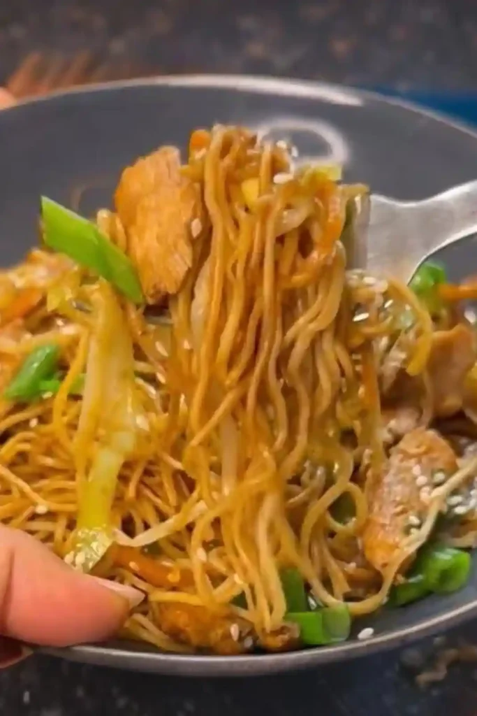 Gabel mit asiatischen gebratenen Nudeln, Hähnchen und Gemüse