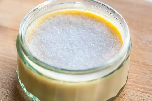 Crème Brûlée mit Zucker bestreut – Französisches Dessert Rezept