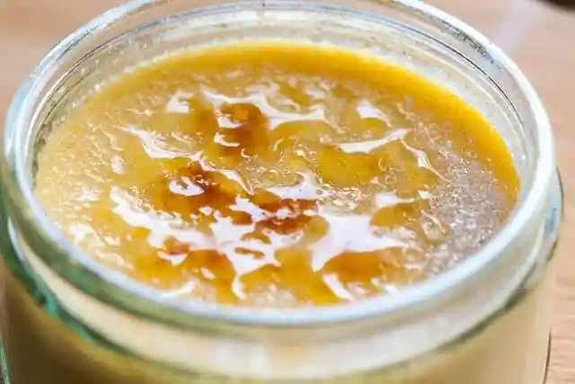 Französische Crème Brûlée mit karamellisierter Zuckerkruste