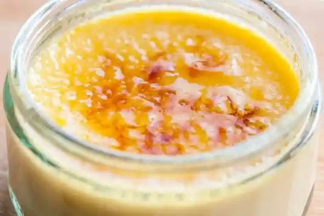 Crème Brûlée mit karamellisierter Zuckerkruste im Glas