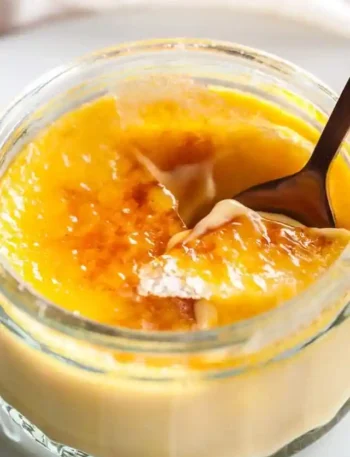 Crème Brûlée Rezept – original französisches Dessert mit knuspriger Karamellkruste im Glas