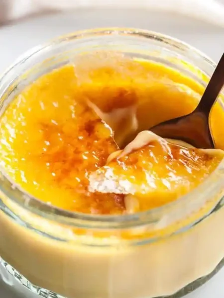 Crème Brûlée Rezept – original französisches Dessert mit knuspriger Karamellkruste im Glas