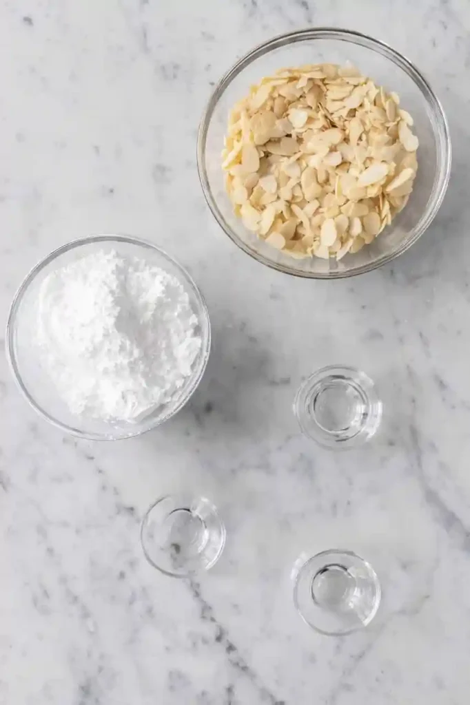Zutaten für Marzipan Rohmasse Rezept – Mandeln, Puderzucker und Rosenwasser zum Marzipan selber machen.