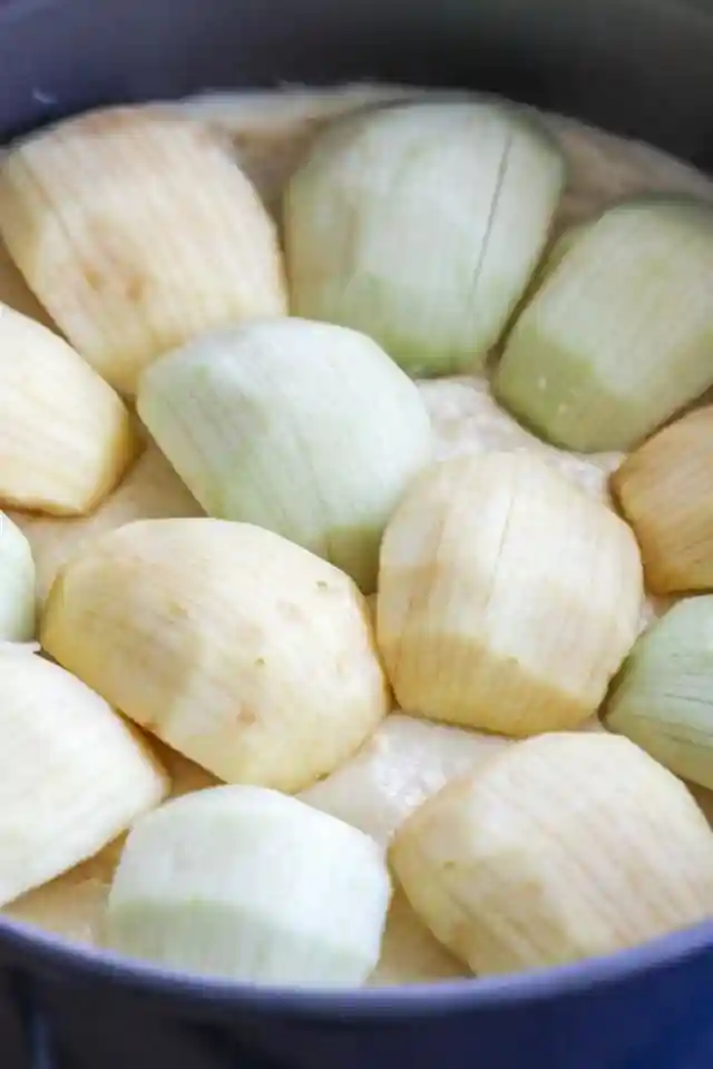 Versunkener Apfelkuchen mit ganzen Apfelhälften im Rührteig vor dem Backen