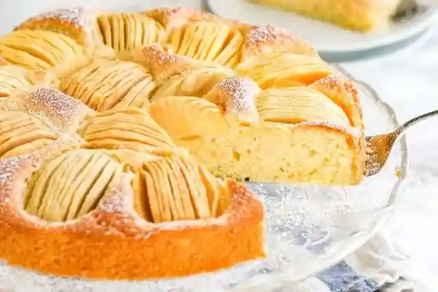 Omas versunkener Apfelkuchen mit Rührteig und Apfelspalten servierfertig