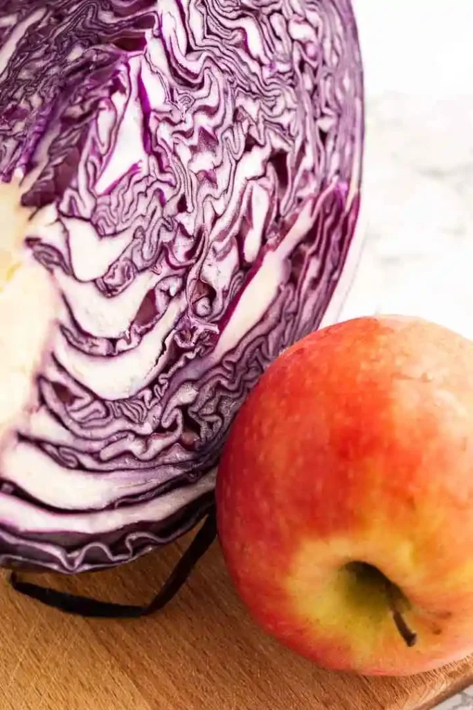 Frischer Rotkohl und Apfel für Rotkohl selber machen wie bei Oma – klassische Zutaten