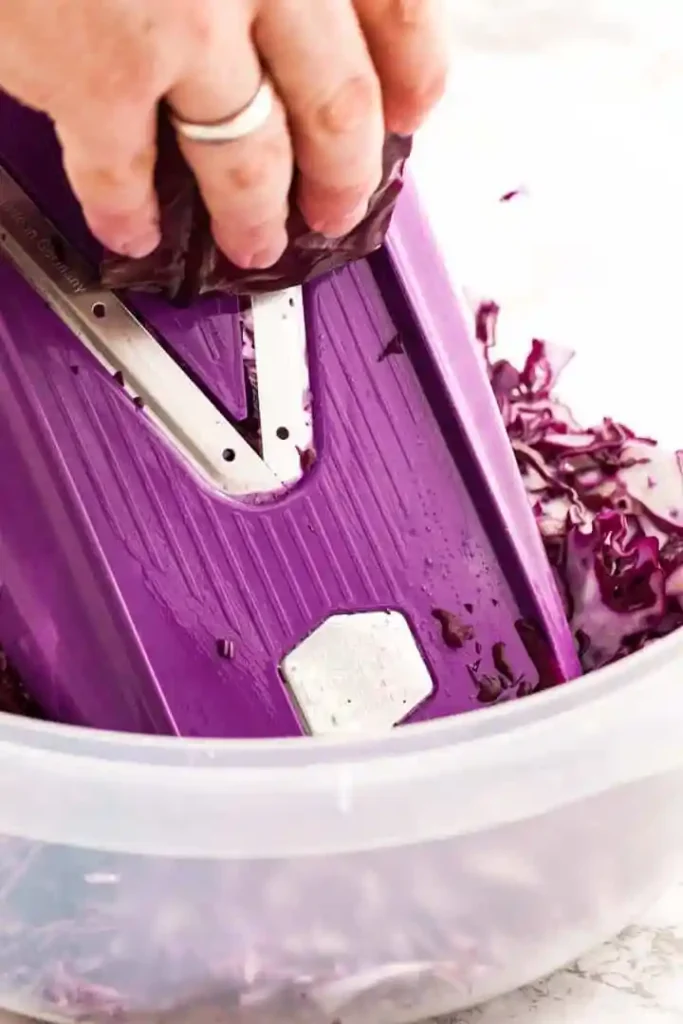 Rotkohl schneiden mit Mandoline – Vorbereitung für Rotkohl selber machen wie bei Oma