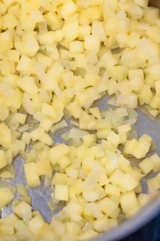 Gedünstete Apfel- und Zwiebelwürfel für Rotkohl selber machen wie bei Oma