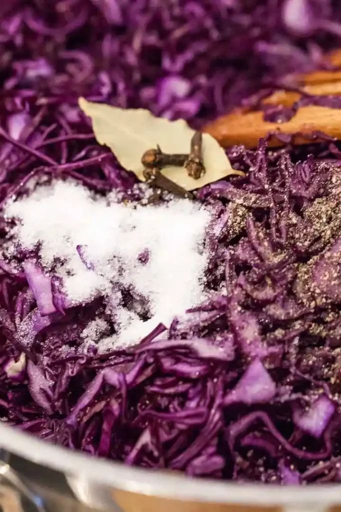 Gewürze und Zucker für Rotkohl selber machen wie bei Oma im Topf