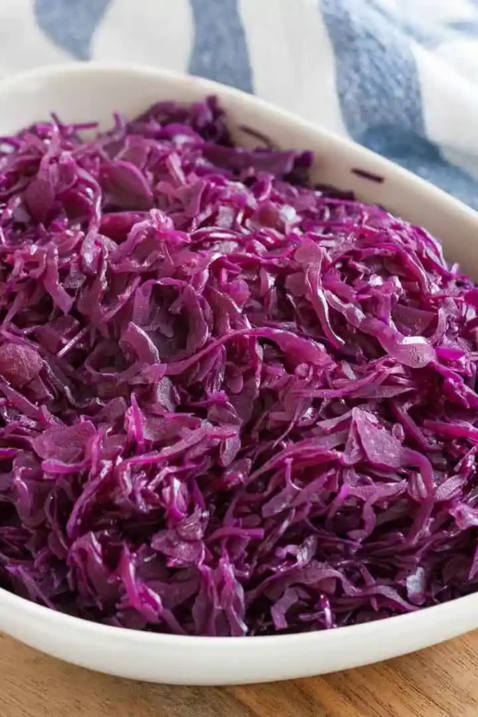 Rotkohl selber machen wie bei Oma – Serviert in einer Schüssel