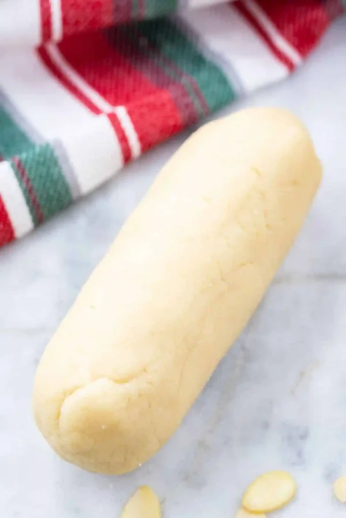 Frische Marzipanrolle auf Marmorplatte – klassisches Marzipan Rohmasse Rezept zum Marzipan selber machen.