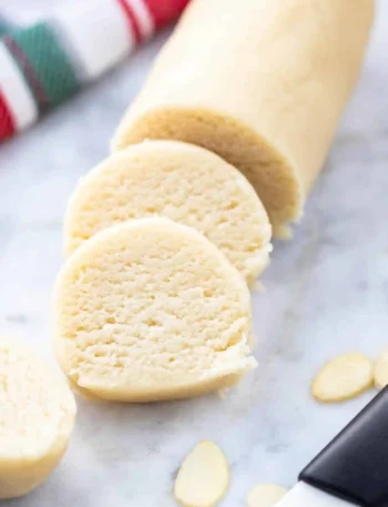 Selbstgemachte Marzipanrolle in Scheiben geschnitten – einfaches Marzipan Rohmasse Rezept zum Marzipan selber machen.