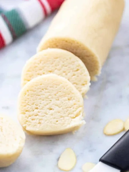 Selbstgemachte Marzipanrolle in Scheiben geschnitten – einfaches Marzipan Rohmasse Rezept zum Marzipan selber machen.