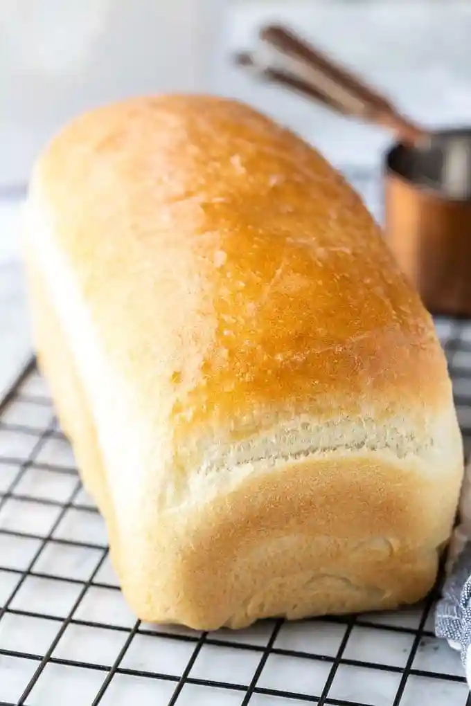 Frisch gebackenes Weißbrot auf Kuchengitter abkühlen lassen – weißbrot selber backen mit trockenhefe