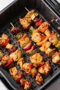 Wie lange brauchen Fleischspieße in der Heißluftfritteuse – perfekt gegarte Spieße mit Hähnchen, Paprika und Zucchini