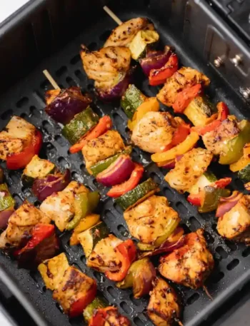 Wie lange brauchen Fleischspieße in der Heißluftfritteuse – perfekt gegarte Spieße mit Hähnchen, Paprika und Zucchini