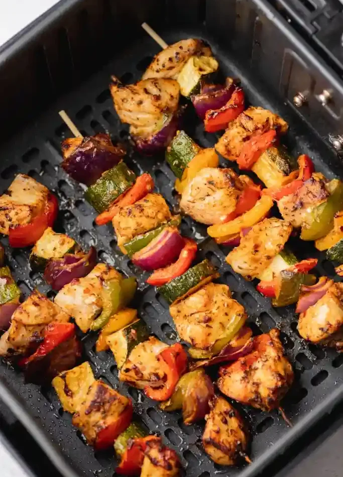 Wie lange brauchen Fleischspieße in der Heißluftfritteuse – perfekt gegarte Spieße mit Hähnchen, Paprika und Zucchini