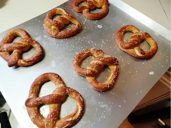 Frisch gebackene Laugenbrezeln auf dem Backblech – schwäbische Brezeln backen