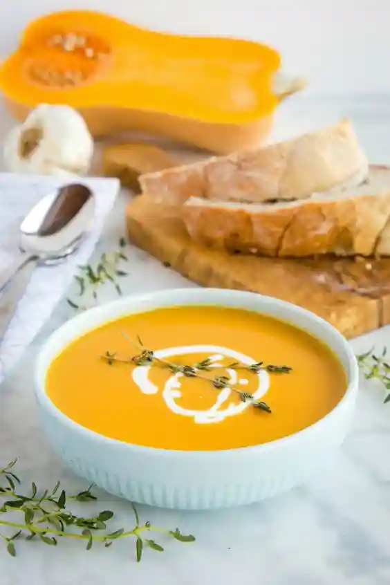 Butternut Kürbis Suppe mit frischem Kürbis und Brot – cremiges Kürbissuppe Rezept