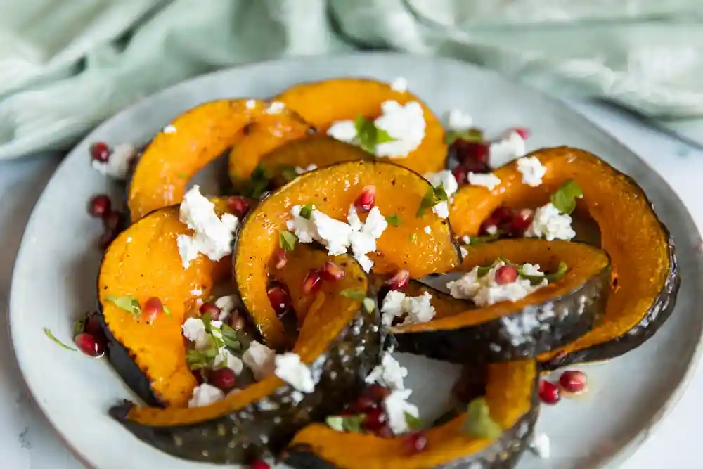Ofenkürbis Spalten mit Feta und Granatapfel – Kürbis im Ofen Rezept