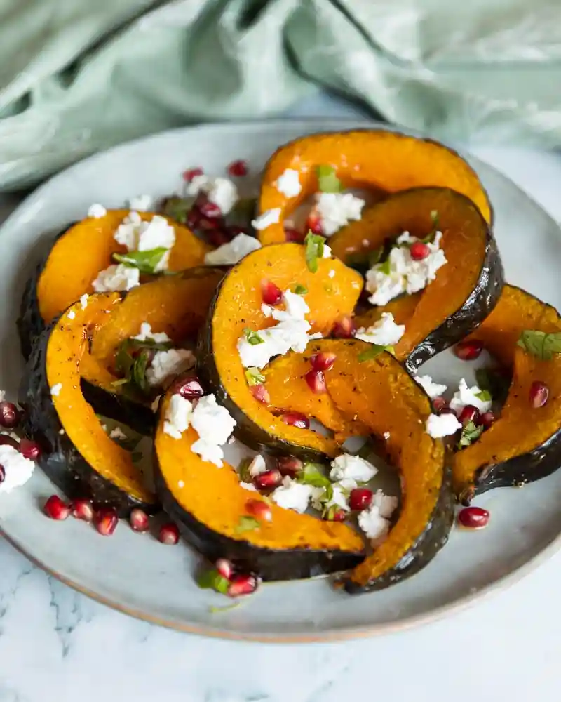 Ofenkürbis Spalten mit Feta und Granatapfel – gebackener Kürbis im Ofen Rezept