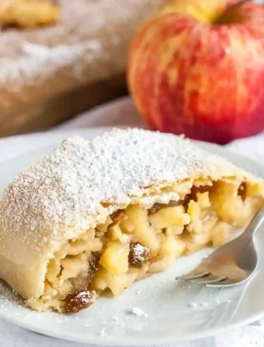 Apfelstrudel Rezept mit Strudelteig – traditioneller Strudel mit Apfelfüllung und Puderzucker bestäubt
