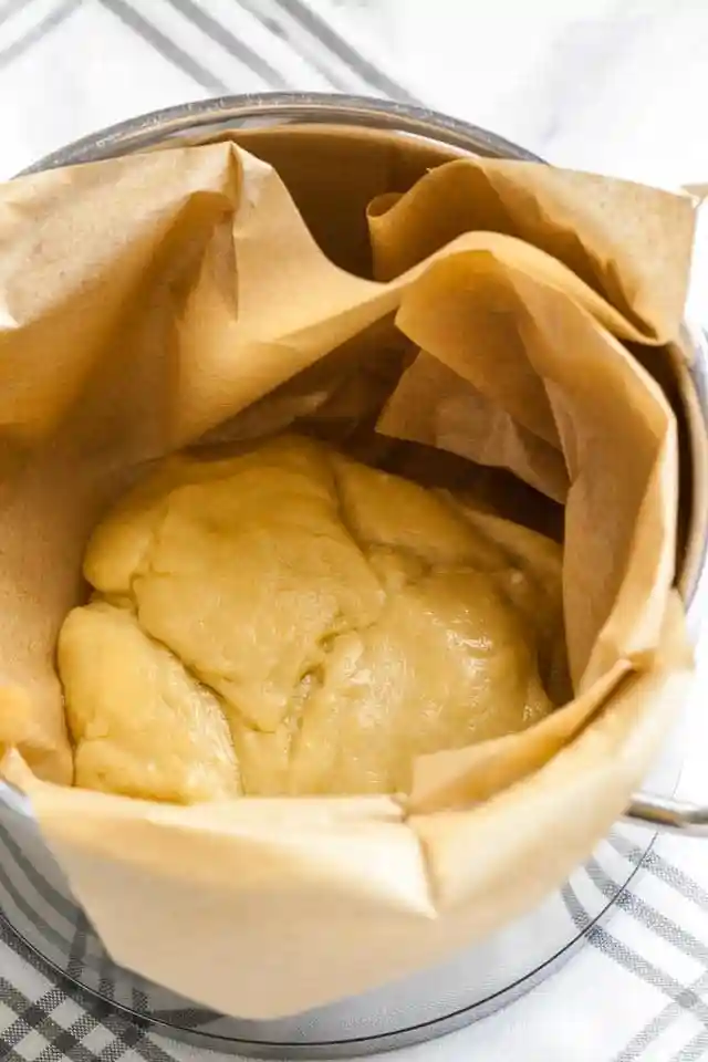 Apfelstrudel Rezept mit Strudelteig – frisch gekneteter Strudelteig ruht im Topf