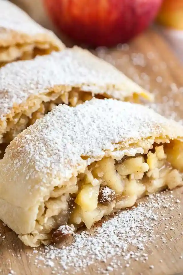 Apfelstrudel Rezept mit Strudelteig – frischer Strudel mit Apfelfüllung und Puderzucker