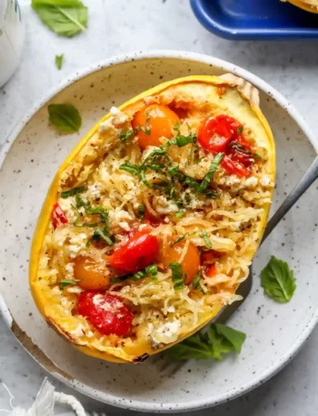 Spaghettikürbis mit Feta und Tomaten im Backofen – gefüllter Spaghetti Kürbis mit cremigem Feta, frischen Kirschtomaten und Basilikum.