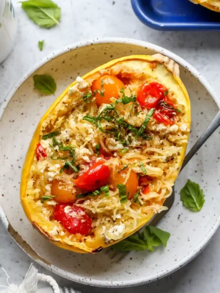Spaghettikürbis mit Feta und Tomaten im Backofen – gefüllter Spaghetti Kürbis mit cremigem Feta, frischen Kirschtomaten und Basilikum.