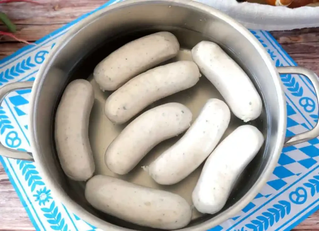Weißwurst kochen im heißen Wasserbad – richtige Zubereitung der bayerischen Spezialität