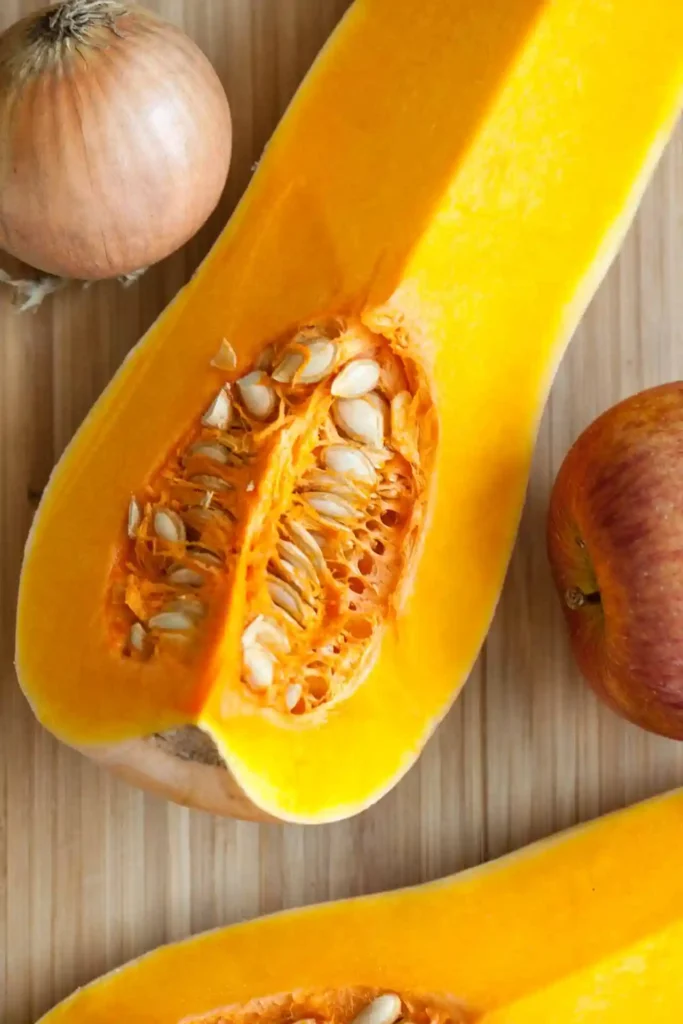 Frischer Butternut Kürbis mit Apfel und Zwiebel – Zutaten für Kürbissuppe Rezept
