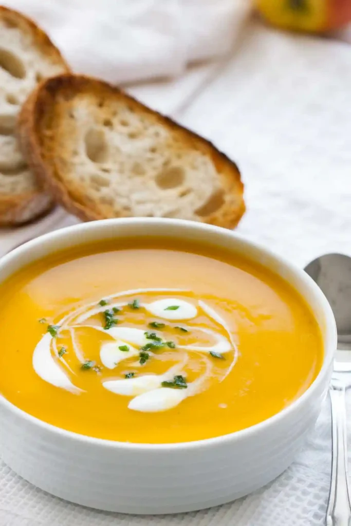 Cremige Butternut Kürbis Suppe mit Brot – einfaches Kürbissuppe Rezept