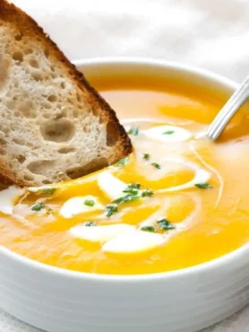 Cremige Butternut Kürbis Suppe mit Brot – einfaches Kürbissuppe Rezept